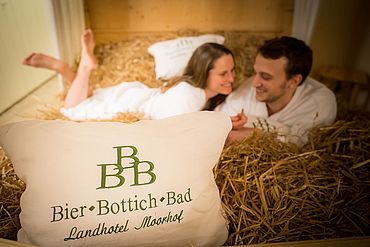 Ein Pärchen im Haferstroh im Landhotel Moorhof