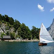 Segeln am Traunsee mit Traunkirchen im Hintergrund