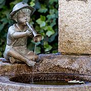 © Landhotel Tirolerhof/ Thomas Trinkl - kleiner Brunnen im Hotelgarten 