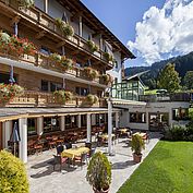 Landhotel Tirolerhof Terrasse und Garten im Sommer 