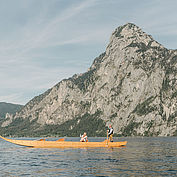 Ausfahrt mit der Plätte am Traunsee im Hintergrund der Traunstein