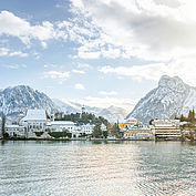 Landhotel Das Traunsee und das Kloster Traunkirchen im Winterpanorama 