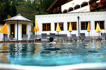 Aussenpool mit 32 Grad im Landhotel Alpenhof 