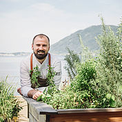 Lukas Nagl im hoteleigenen Kräutergarten