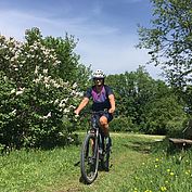 mit dem E-Bike über Wiesen 