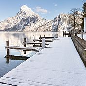 Am Hotelsteg mit Blick auf den verschneiten Traunstein - © Landhotel Das Traunsee