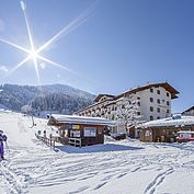 Landhotel Tirolerhof Aussenbereich Skilift Stadlbar