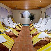 © Landhotel Tirolerhof/ Thomas Trinkl - Ruheraum im Saunabereich zum Relaxen 