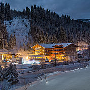 Landhotel Alpenhof - Romantische Abendstimmung in der Winterlandschaft
