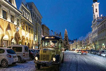 © Landhotel Mader - Oldibus am Stadtplatz im Advent 